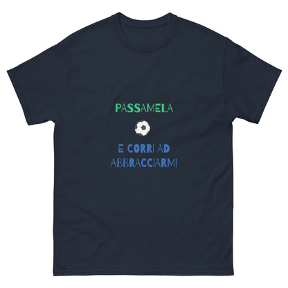 Maglietta di Calcio Divertente 'Passamela e Corri ad Abbracciarmi' - T-Shirt Ironica per Tifosi