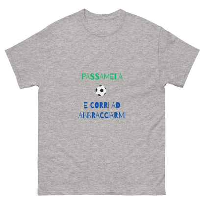 Maglietta di Calcio Divertente 'Passamela e Corri ad Abbracciarmi' - T-Shirt Ironica per Tifosi