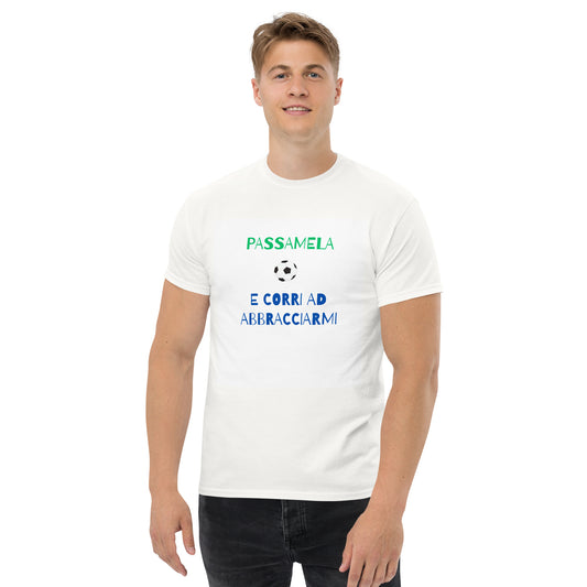 Maglietta di Calcio Divertente 'Passamela e Corri ad Abbracciarmi' - T-Shirt Ironica per Tifosi